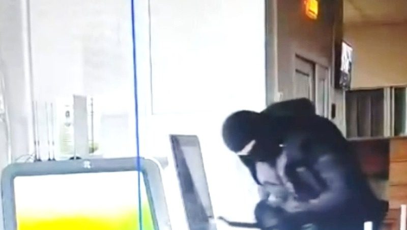 Злоумышленник в маске не смог украсть из банкомата на Ставрополье 3,7 млн рублей