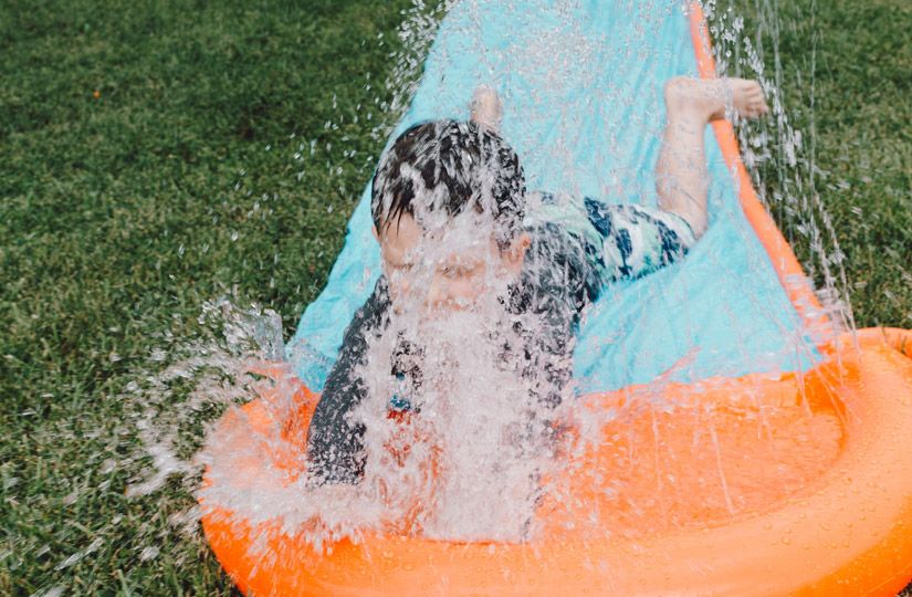 12 весёлых, мокрых и безопасных игр с водой, которые понравятся детям8