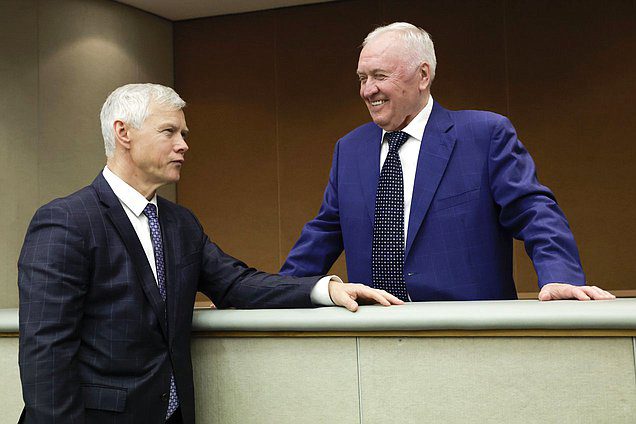 Председатель Комитета по защите конкуренции Валерий Гартунг и аудитор Счетной палаты РФ Валерий Богомолов