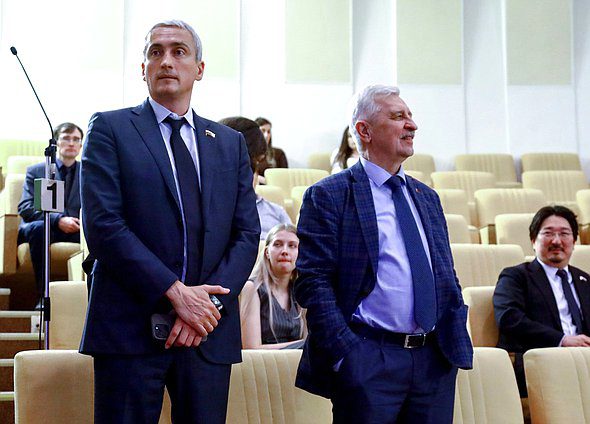 Заместитель Председателя Комитета по охране здоровья Евгений Нифантьев и член Комитета Николай Осадчий