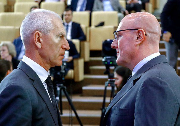 Председатель Комитета по физической культуре и спорту Олег Матыцин и заместитель Председателя Правительства РФ Дмитрий Чернышенко