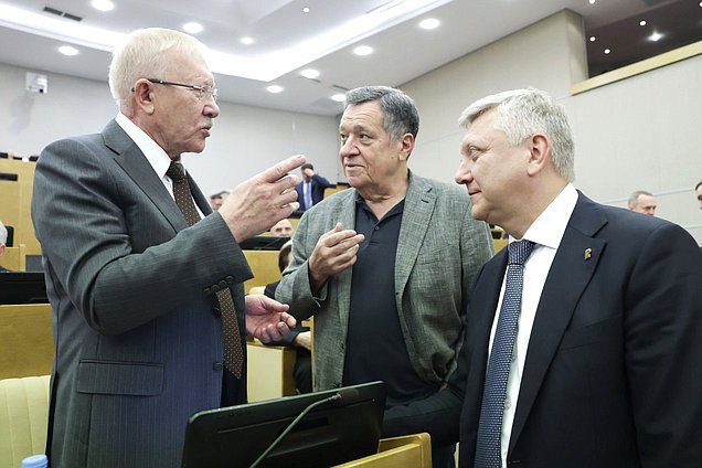 Председатель Комитета по контролю Олег Морозов, Председатель Комитета по бюджету и налогам Андрей Макаров и заместитель Председателя Комитета по государственному строительству и законодательству Дмитрий Вяткин