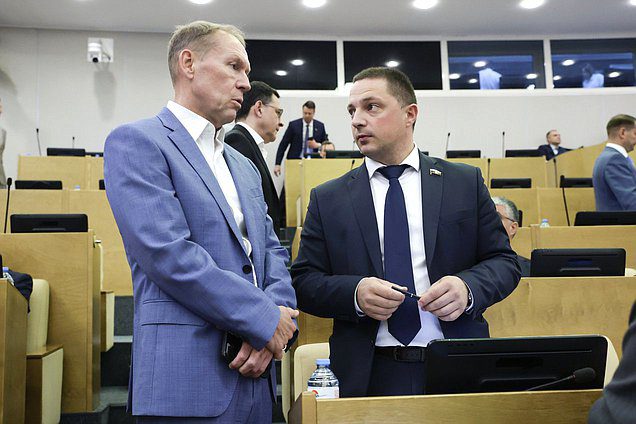 Первый заместитель Председателя Комитета по безопасности и противодействию коррупции Андрей Луговой и член Комитета по государственному строительству и законодательству Дмитрий Новиков