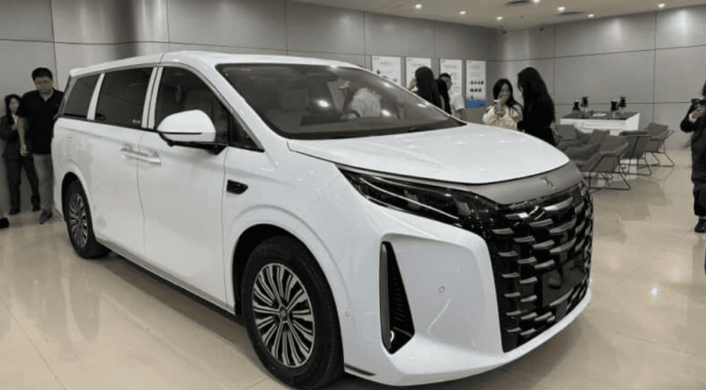 «Альфард» по-китайски: BYD готовит роскошный минивэн для глобального рынка. Фото и подробности