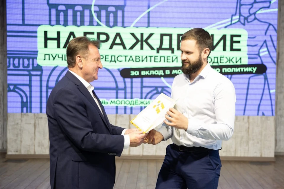 Более ста ставропольцев получили награды ко Дню молодежи0