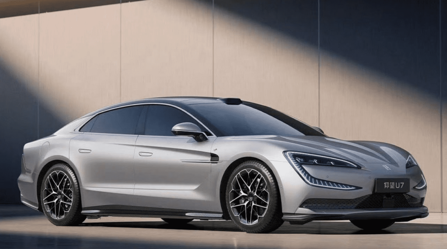 BYD начал продажи роскошного седана Yangwang U7: 1300 сил, меньше 3 секунд до сотни и режим «краба»