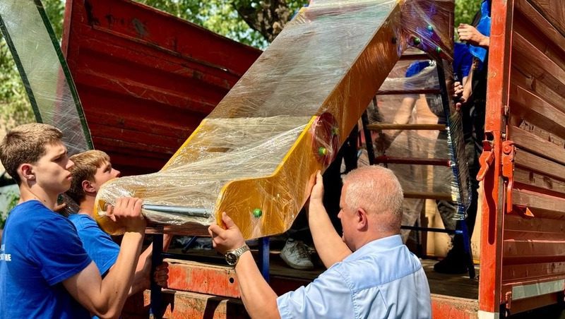 Бытовую технику и детские площадки привезли в Антрацит из Кисловодска