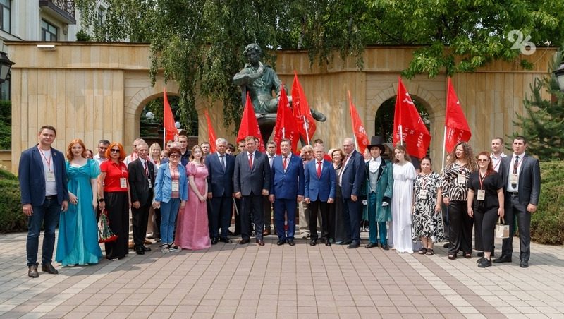 Депутат Госдумы Владимир Кашин возложил цветы к памятнику Пушкина в Ставрополе