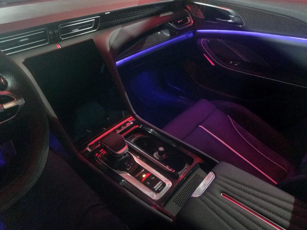 Дилеры начали продажи лифтбека Hongqi H6: мощный турбомотор, классический автомат и богатое оснащение