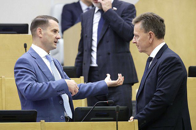 Председатель Комитета по труду, социальной политике и делам ветеранов Ярослав Нилов и Первый заместитель Председателя Комитета по науке и высшему образованию Владимир Сипягин