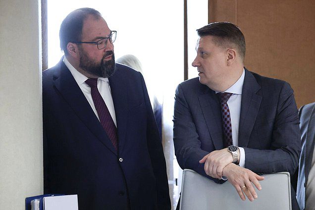 Министр цифрового развития, связи и массовых коммуникаций РФ Максут Шадаев и полномочный представитель Правительства РФ в Государственной Думе Александр Синенко