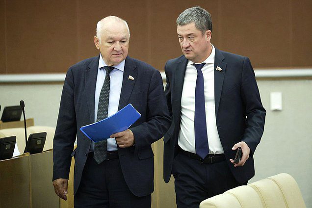 Первый заместитель Председателя Комитета по делам национальностей Ильдар Гильмутдинов и член Комитета по транспорту и развитию транспортной инфраструктуры Ринат Аюпов