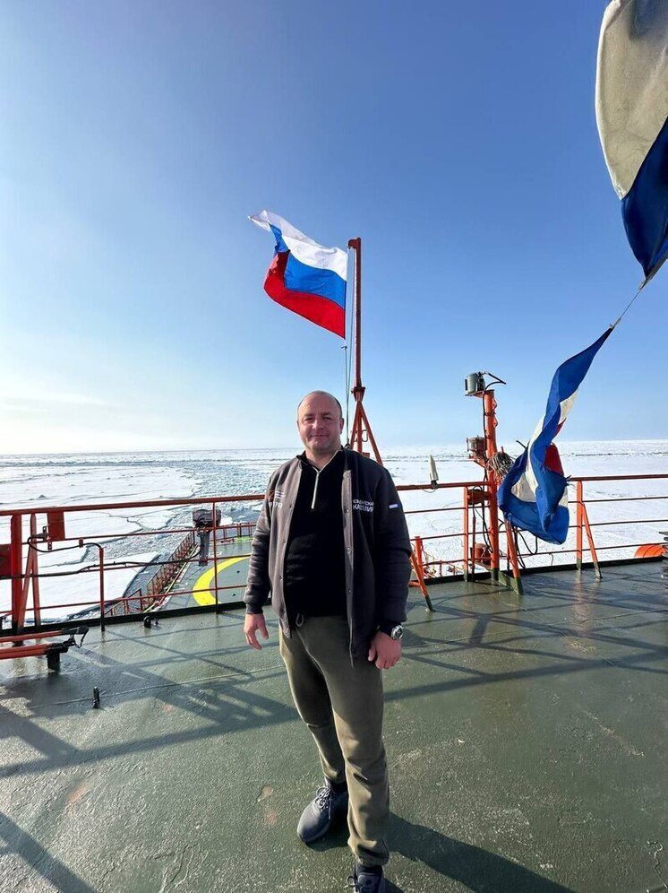 Герой России из Лермонтова водрузил флаг городского фонда в поддержку участников спецоперации и их семей на Северном полюсе