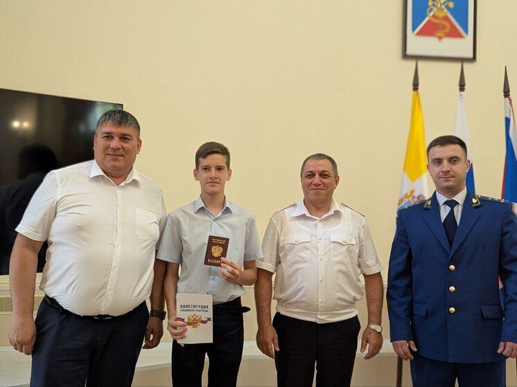 Глава Ессентуков вручил паспорта юным жителям курорта