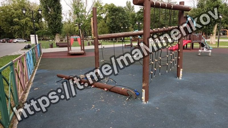 Глава Невинномысска возмутился выходкой вандалов, разгромивших детскую площадку