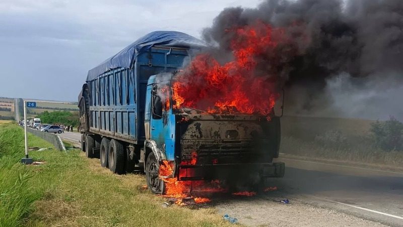 Грузовой автомобиль с отрубями сгорел на трассе Ставрополья