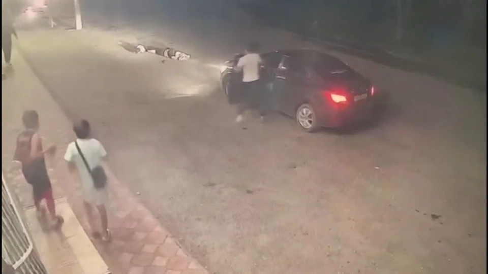 Мать с ребенком попали под колеса автомобиля в Дагестане0