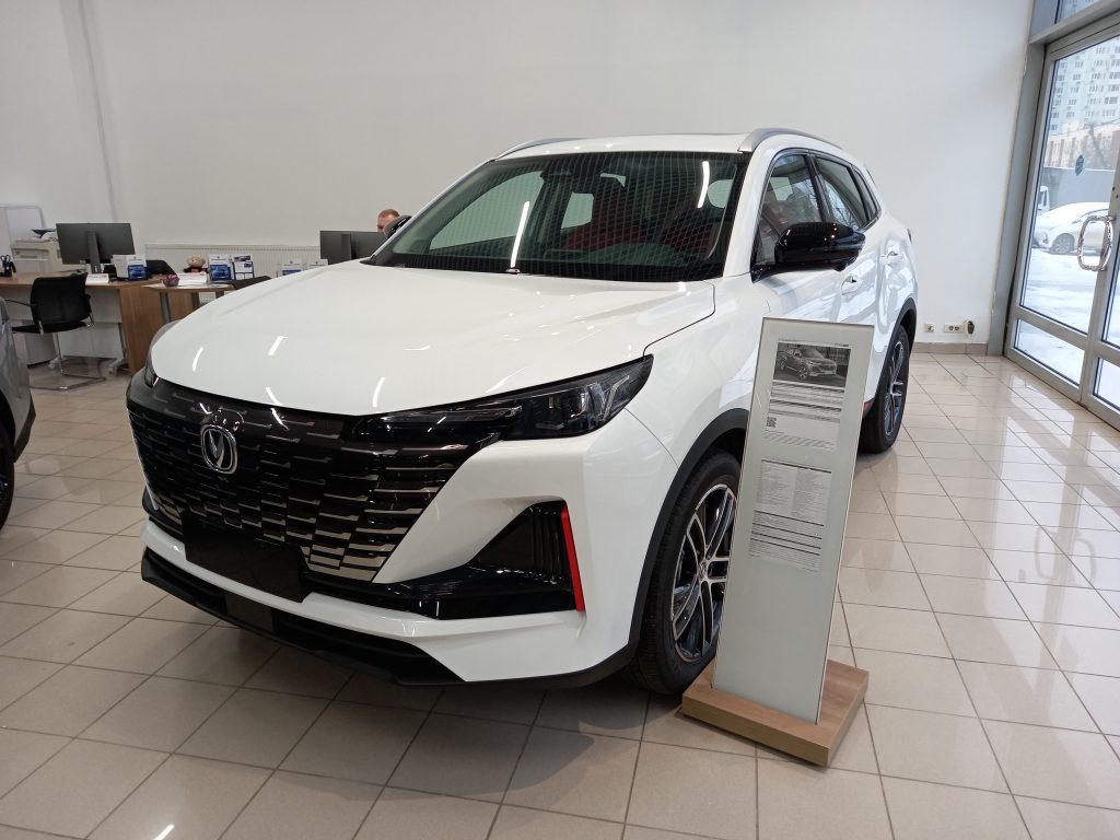 На Ozon начали продавать автомобили Changan: они стоят на сотни тысяч дешевле, чем у дилера