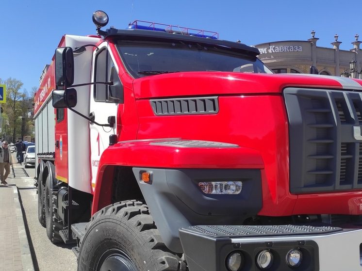 На Ставрополье огнеборцы спасли мужчину из горящего гаража