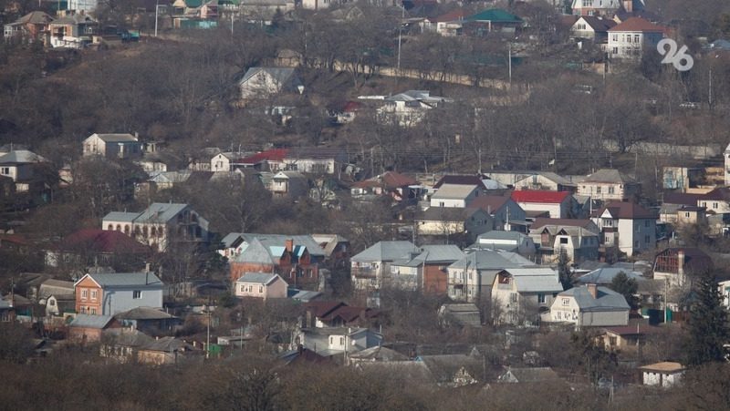 О нормах расстояний объектов от забора на участке рассказали в Госдуме
