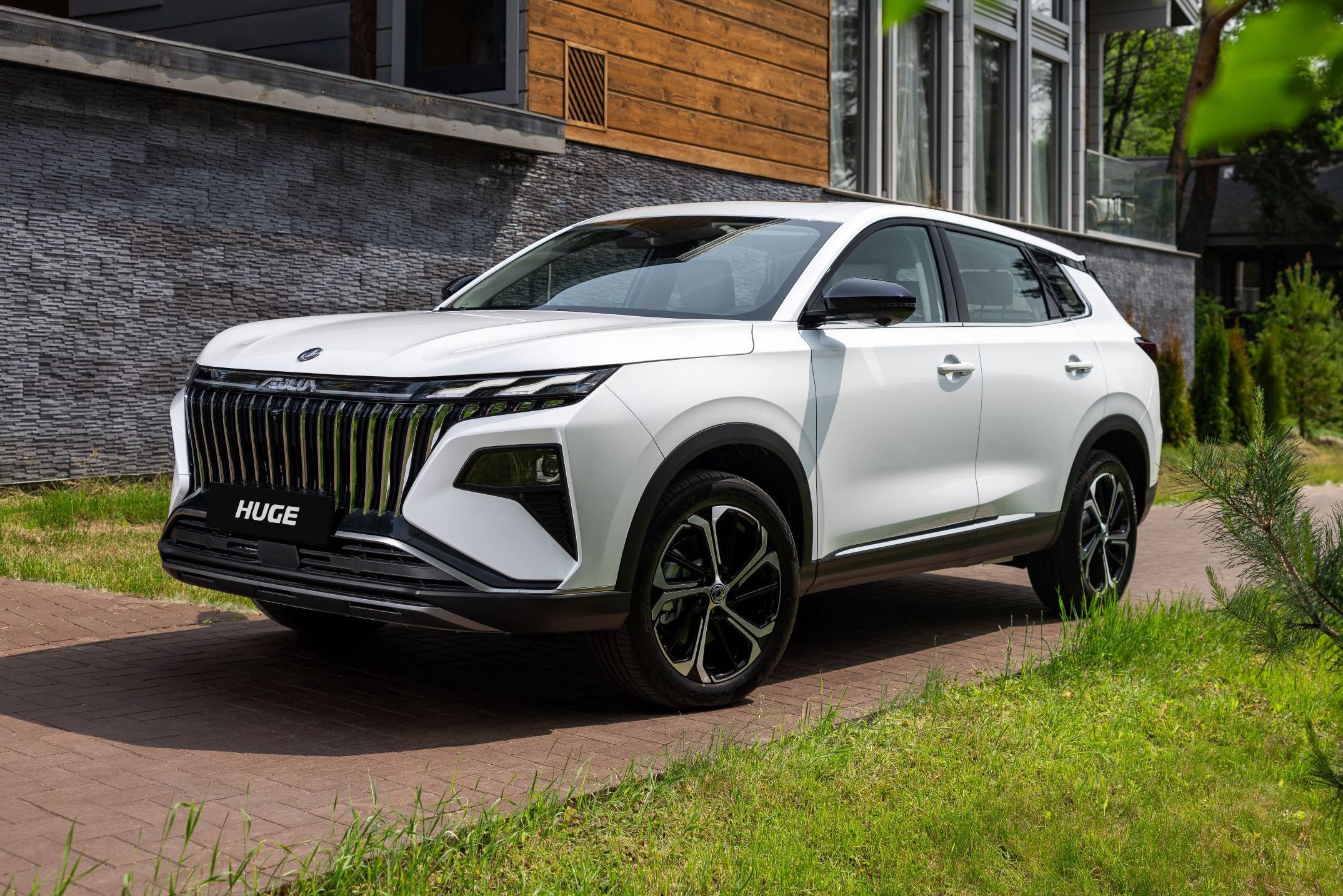 Объявлены цены на кроссоверы Dongfeng Huge и Mage в России: сколько они стоят?
