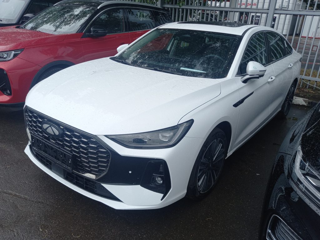 Обновленный Chery Arrizo 8 уже в России: первые фото и подробности о новинке 2025 года
