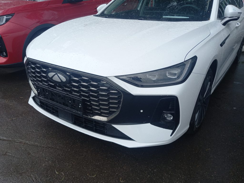 Обновленный Chery Arrizo 8 уже в России: первые фото и подробности о новинке 2025 года