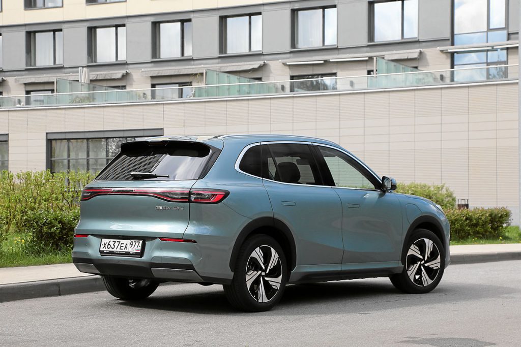 «Оно платное и глючит»: как я ездил на электрическом Geely EX5 и с какими проблемами столкнулся