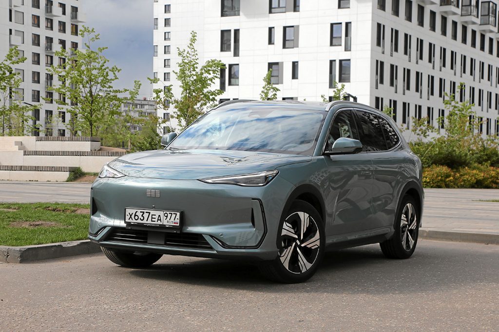 «Оно платное и глючит»: как я ездил на электрическом Geely EX5 и с какими проблемами столкнулся