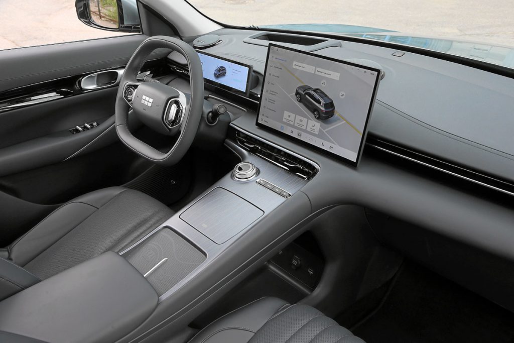 «Оно платное и глючит»: как я ездил на электрическом Geely EX5 и с какими проблемами столкнулся