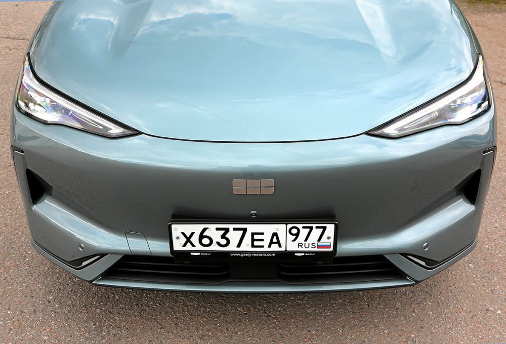«Оно платное и глючит»: как я ездил на электрическом Geely EX5 и с какими проблемами столкнулся