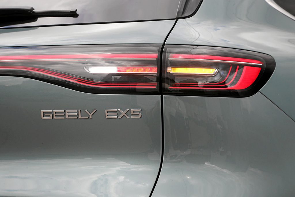 «Оно платное и глючит»: как я ездил на электрическом Geely EX5 и с какими проблемами столкнулся