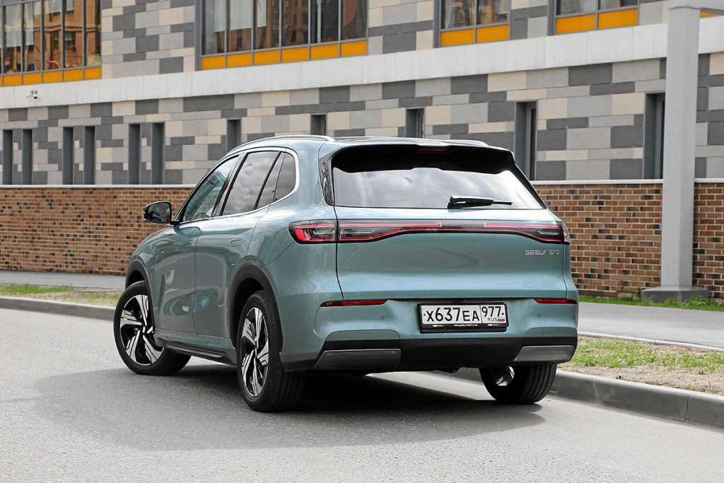 «Оно платное и глючит»: как я ездил на электрическом Geely EX5 и с какими проблемами столкнулся
