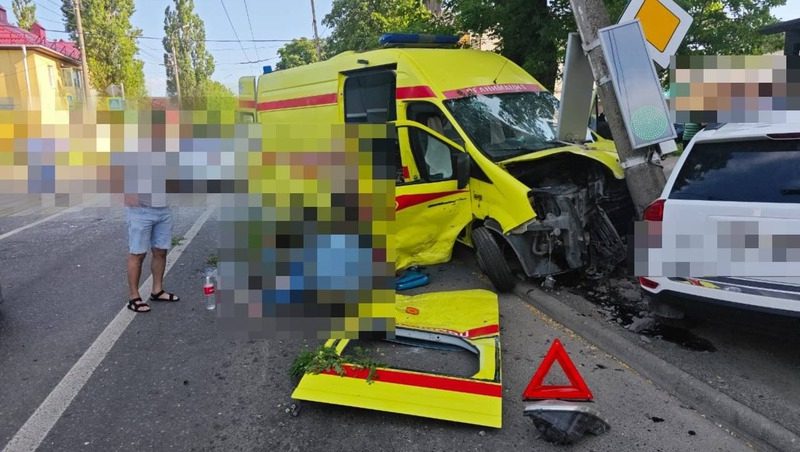 Пять человек пострадали в аварии с машиной скорой и легковушкой в Ставрополе
