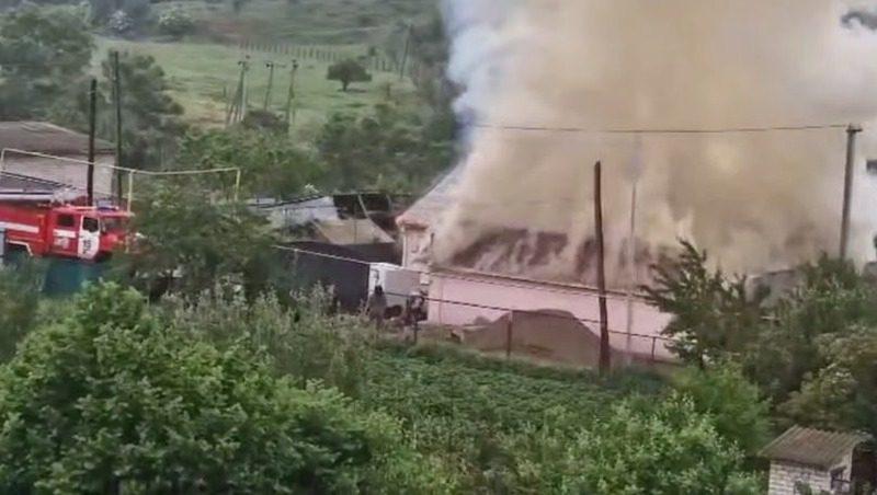 Полицейский спас женщину из горящего дома в Карачаево-Черкесии