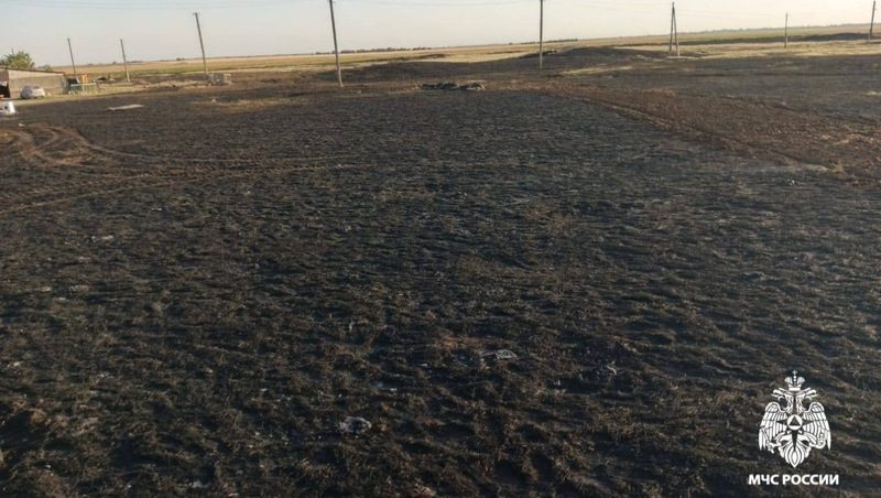 Пожар в пшеничном в полях на площади 7 тыс. кв. м потушили в Левокумском округе