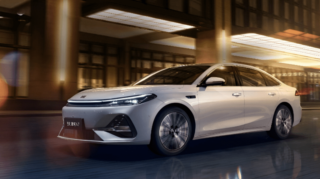 Представлен большой гибридный седан Geely Galaxy A7 EM-i: расход 2 л/100 км,  запас хода 2100 км и цена как у «Гранты»