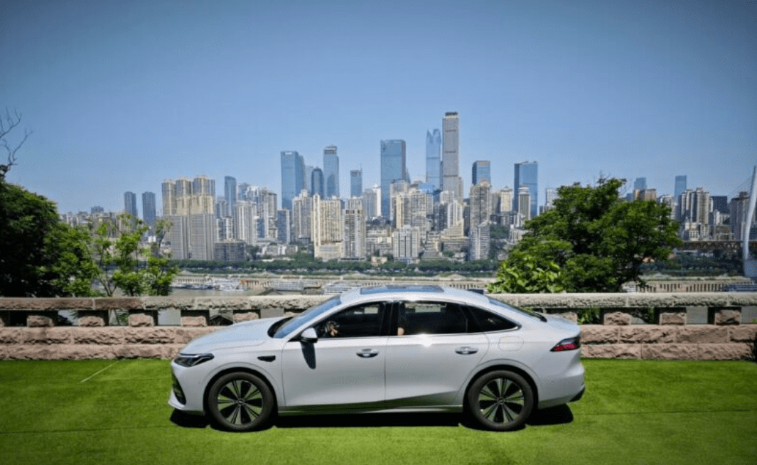 Представлен Geely Galaxy 7 EM-i: новый гибридный седан с запасом хода 2100 км и ценой как у Lada Granta. Обзор новинки