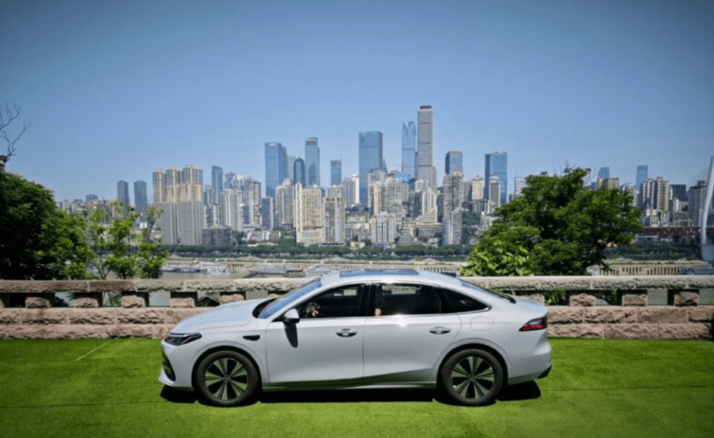Представлен Geely Galaxy 7 EM-i: новый гибридный седан с запасом хода 2100 км и ценой как у Lada Granta. Обзор новинки