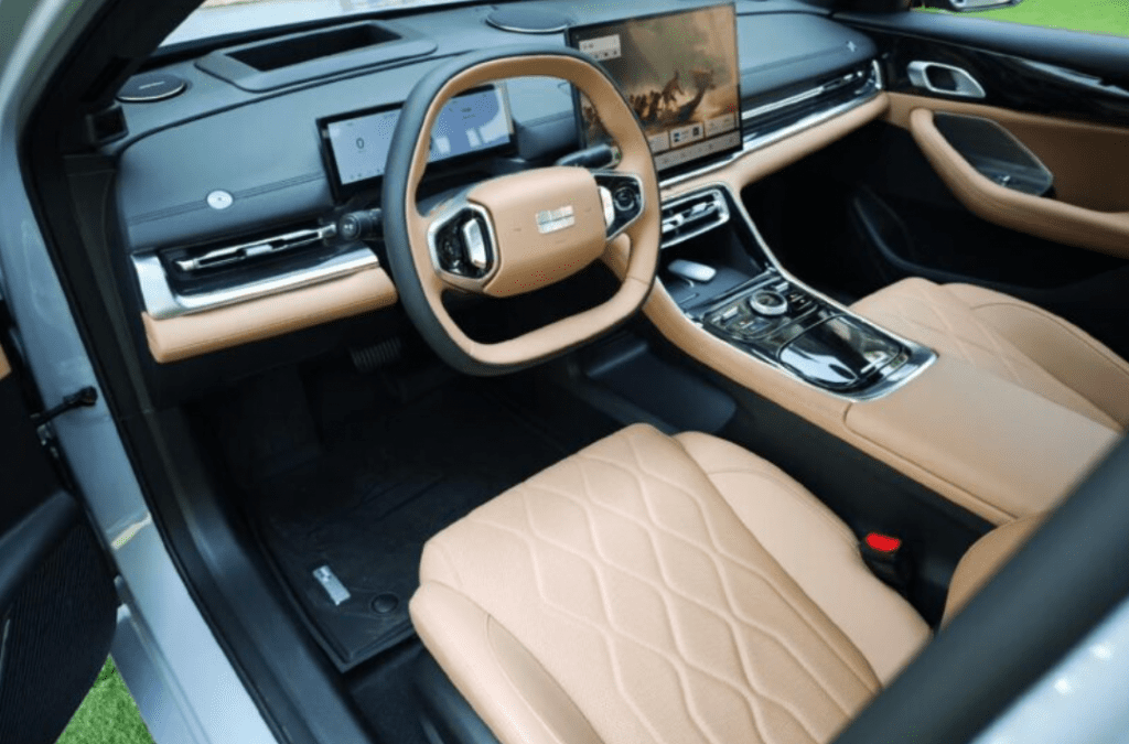 Представлен Geely Galaxy 7 EM-i: новый гибридный седан с запасом хода 2100 км и ценой как у Lada Granta. Обзор новинки