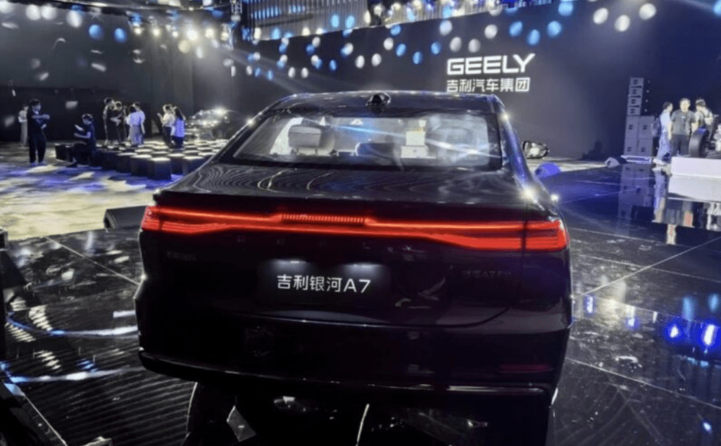 Представлен Geely Galaxy 7 EM-i: новый гибридный седан с запасом хода 2100 км и ценой как у Lada Granta. Обзор новинки