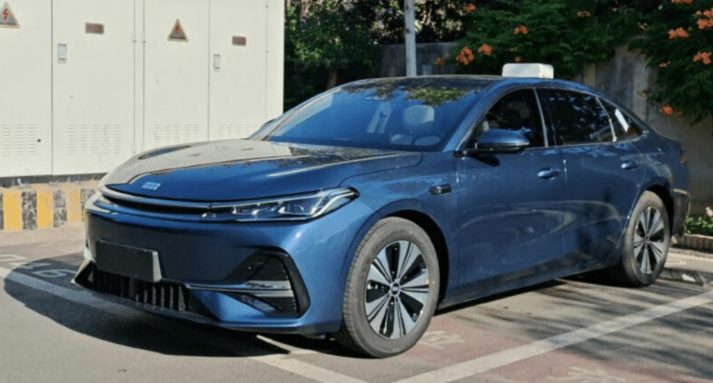 Представлен Geely Galaxy 7 EM-i: новый гибридный седан с запасом хода 2100 км и ценой как у Lada Granta. Обзор новинки