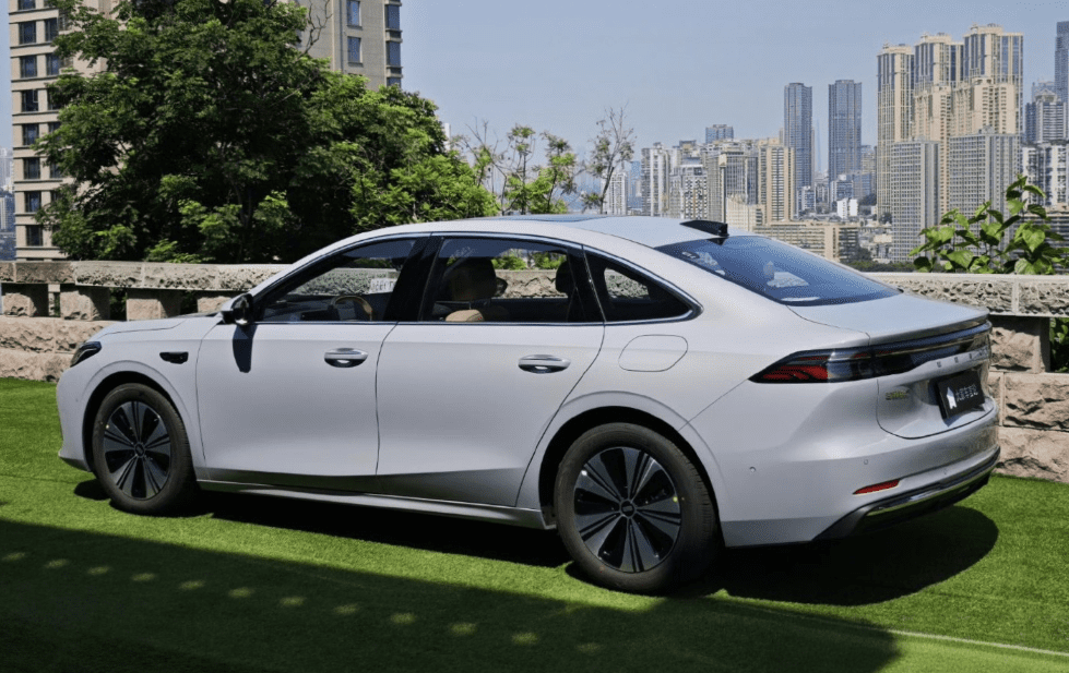 Представлен Geely Galaxy 7 EM-i: новый гибридный седан с запасом хода 2100 км и ценой как у Lada Granta. Обзор новинки