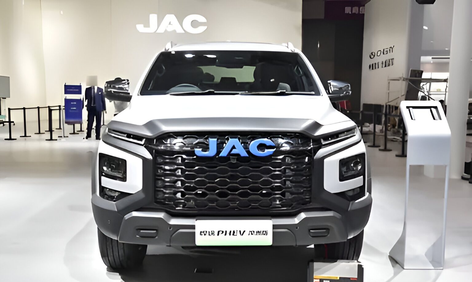 Представлен пикап JAC T9 PHEV Australian Edition: три мотора, зарядка и правый руль
