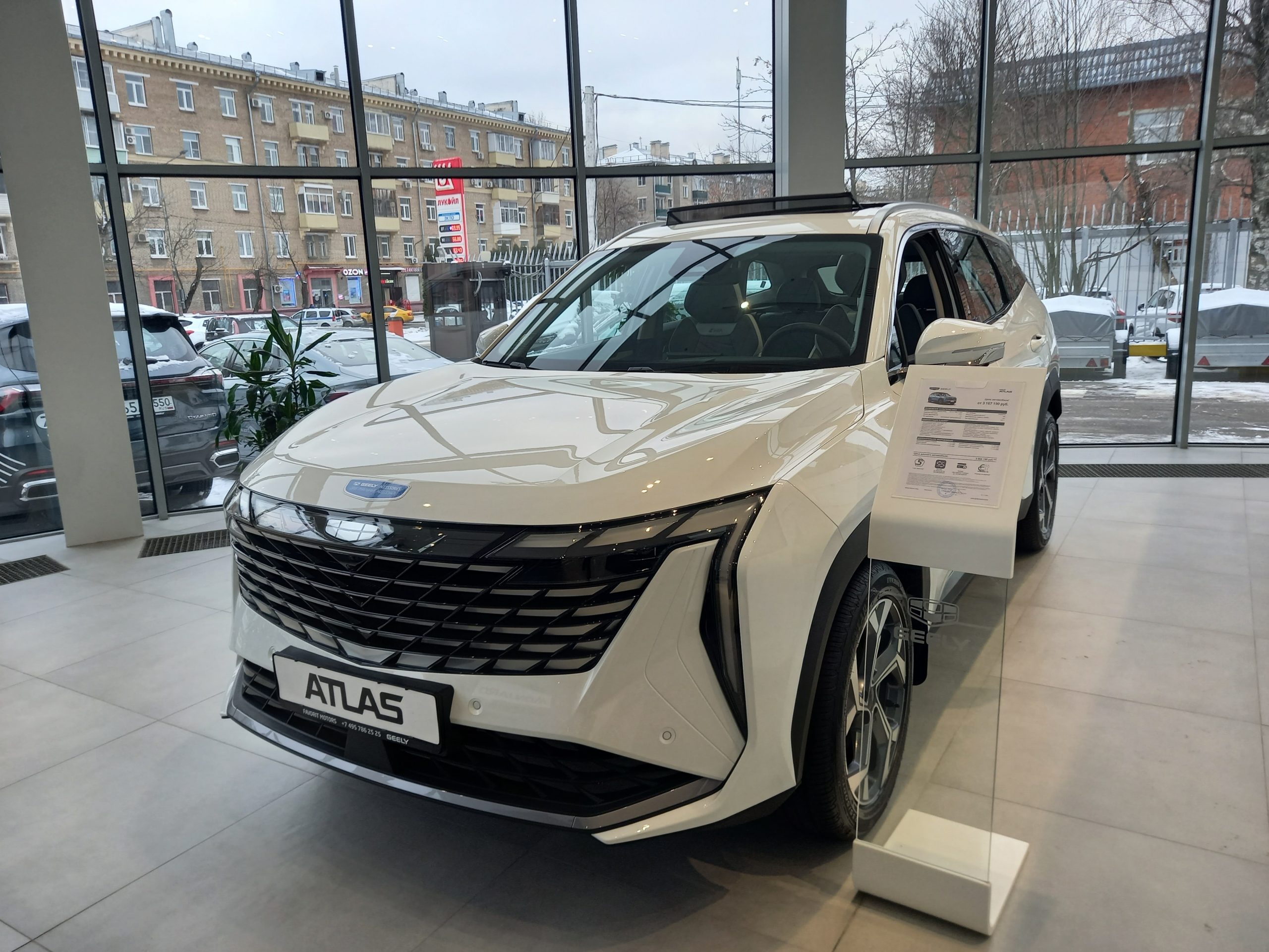 Продажи новых автомобилей обвалились: свежие данные Минпромторга РФ. Что к этому привело?