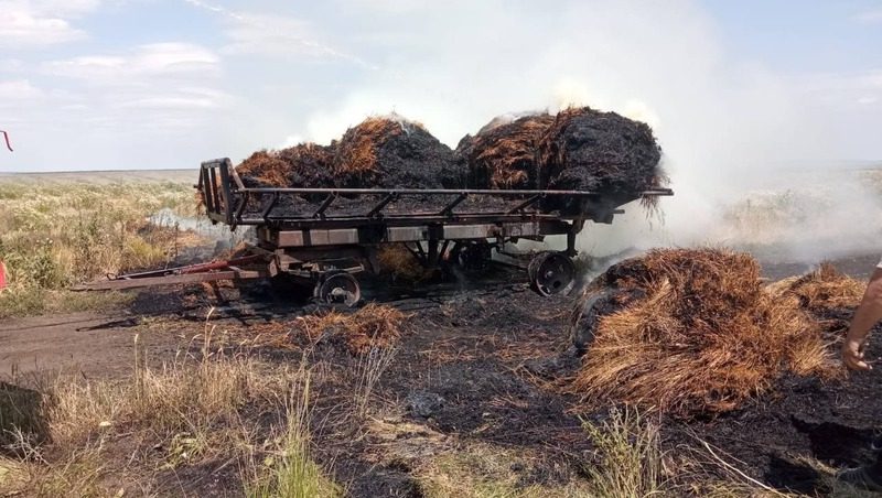 Сено загорелось в телеге трактора в Андроповском округе