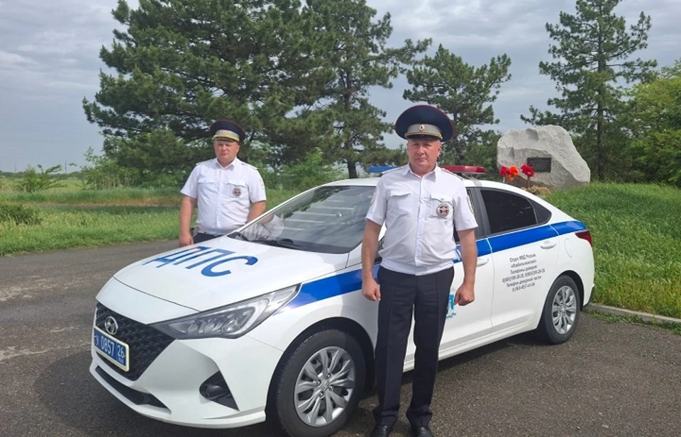 Сотрудники ДПС на Ставрополье помогли теряющему сознание пассажиру0