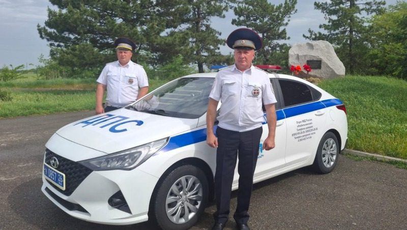 Сотрудники ГИБДД Ставрополья оказали экстренную помощь пассажиру