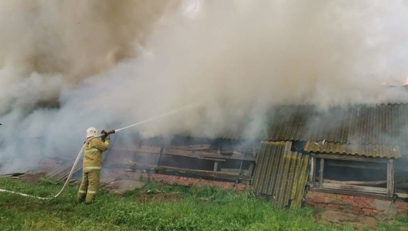 В Андроповском округе пожарные потушили загоревшийся амбар