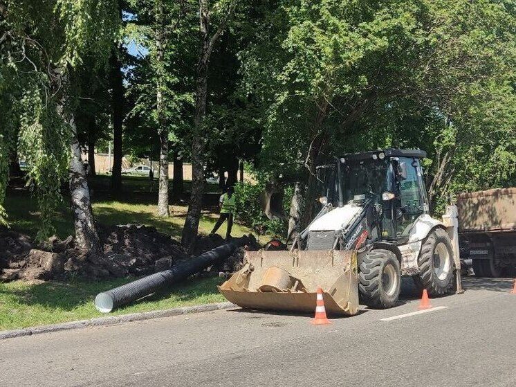 В центре Ставрополя рабочие меняют дождевую канализацию